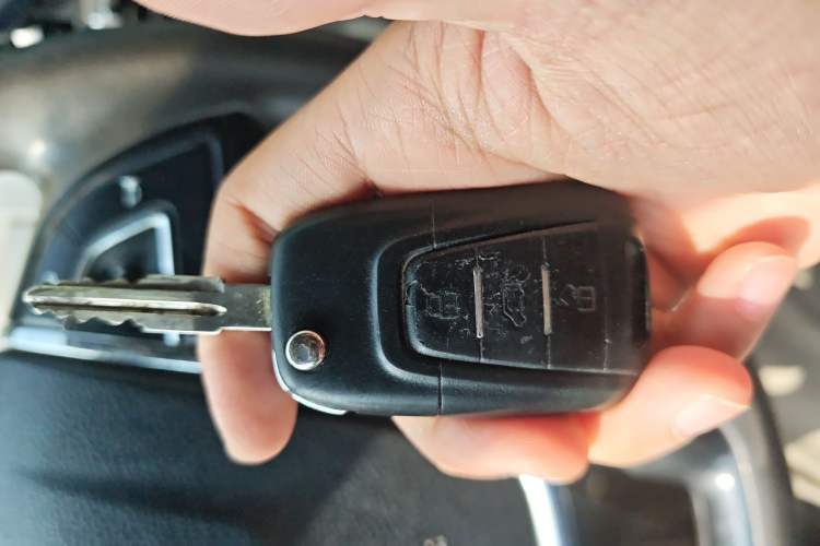 Used SAIC MAXUS Xintu V80 2018 2.5T 6-Speed Manual Aoyuntong Short Wheelbase Mid-Height 5-6 Seater Vehicle Key