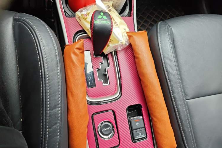 Used Mitsubishi Outlander 2019 2.4L 4x4 Zhi Xiang Edition 7 Seats China VI Standard Gear Lever