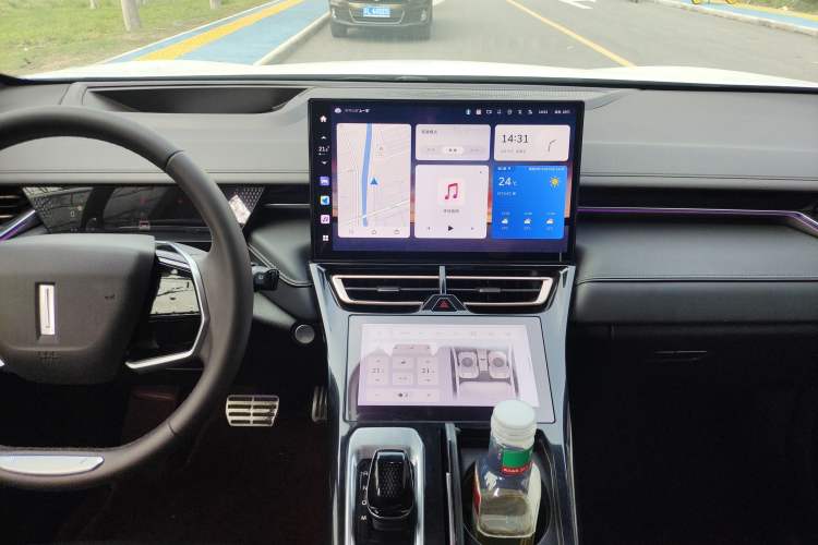 Used Wey Mocha 2021 2.0T Two-Wheel-Drive Ultra-Strong Version Audio And AC Panel