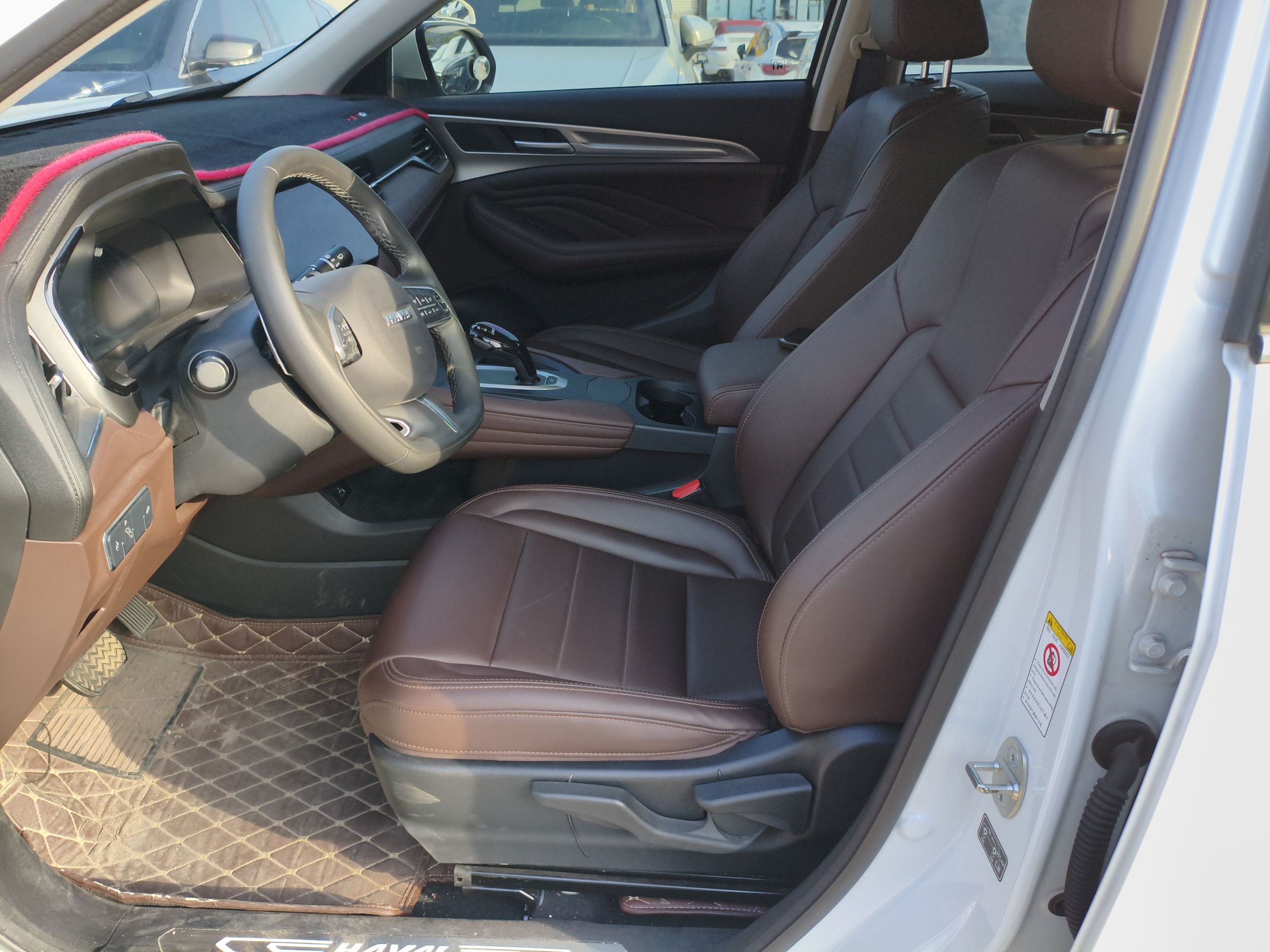 المقاعد الأمامية داخل السيارة