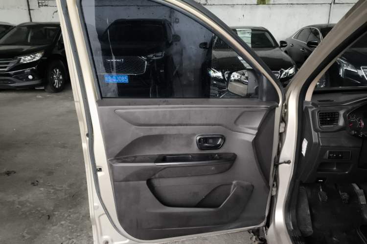 Used Wuling Hongguang V 2022 1.5L Jingqu Edition Enclosed-Window Vehicle with Hydraulic Power Steering LAR