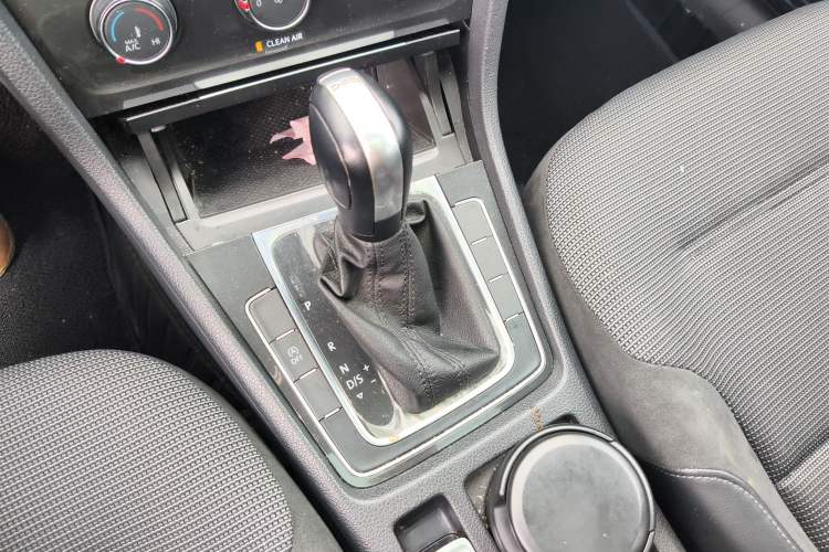 Used Volkswagen Golf 2018 230TSI Automatic Comfort Model Gear Lever
