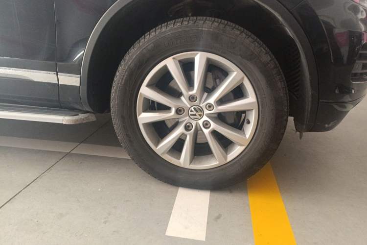 Used Volkswagen Touareg 2013 3.0 TSI X 10th Anniversary Limited Edition Right Front Wheel Hub