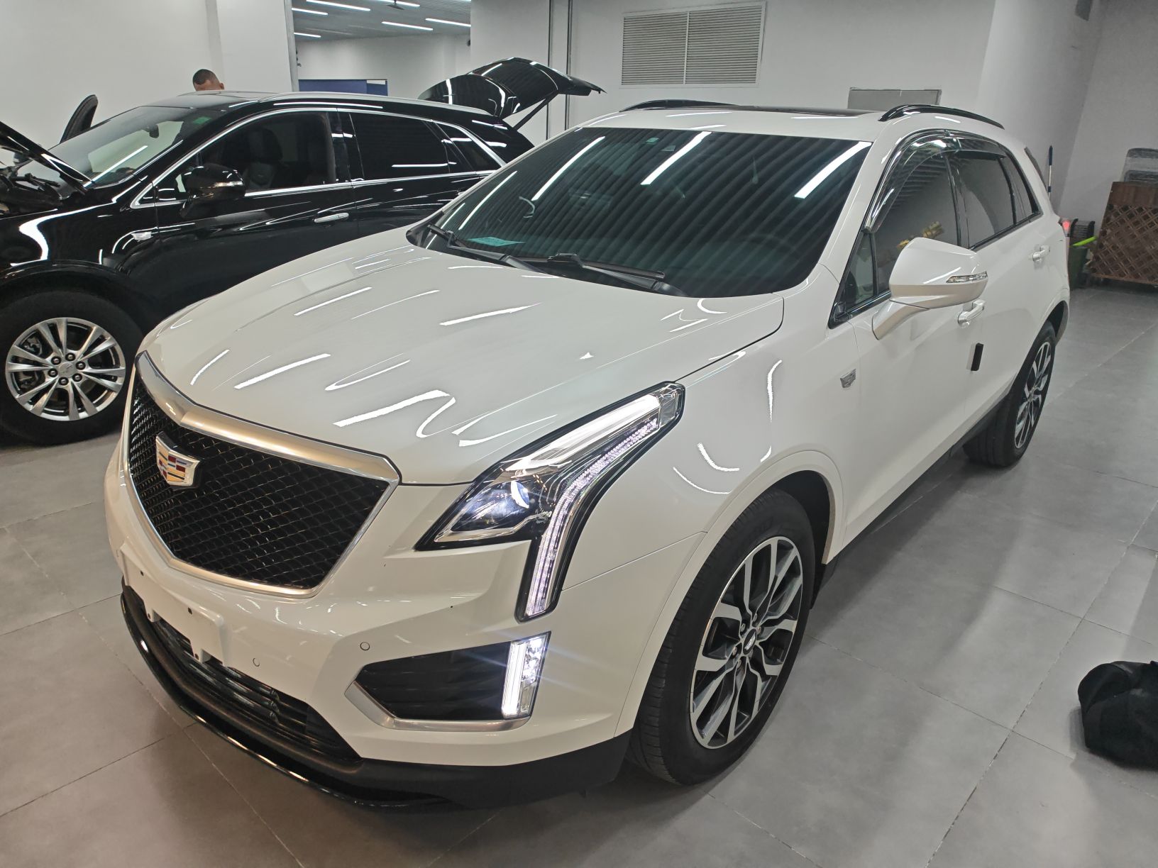 تحت مقدمة السيارة