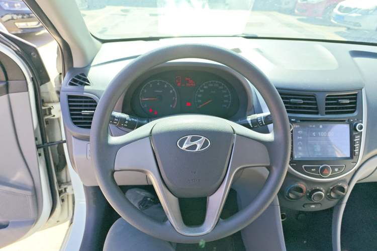 Used Hyundai Verna (older generation) 2014 1.4L Manual Smart GLS Trim
