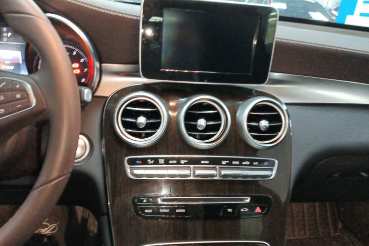 Used Mercedes-Benz GLC 2019 GLC 260 L 4MATIC Dynamic Model Audio And AC Panel