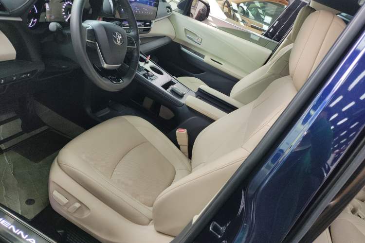 Used Toyota Sienna 2023 2.5L Hybrid Deluxe Edition