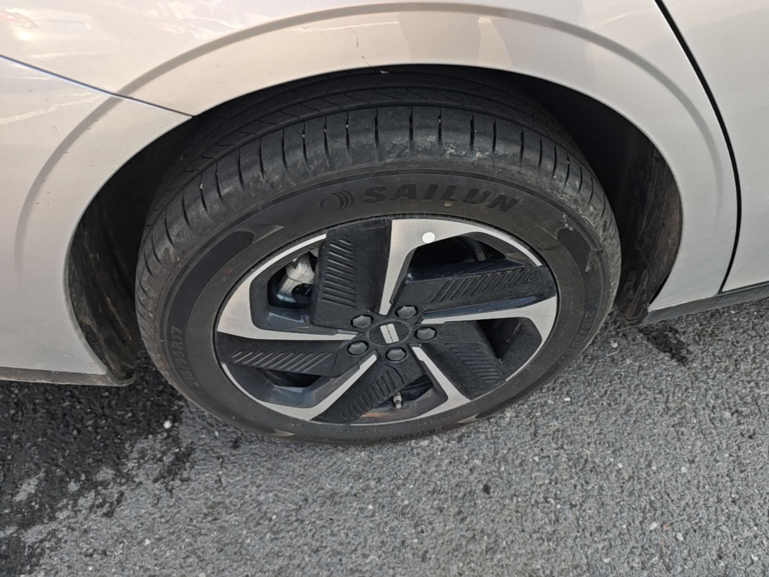 Geely Galaxy L6 2025 EM-i 140km Explorer+ Edition — снимка 11