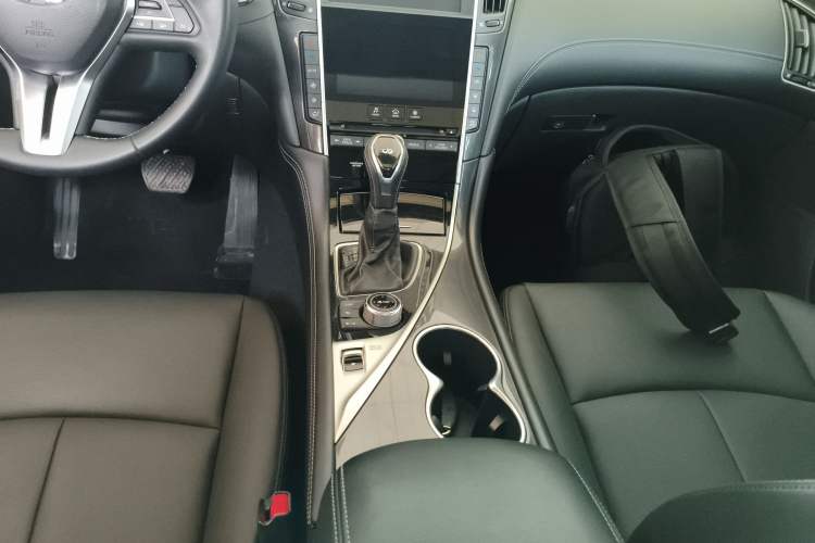 Used Infiniti Q50L 2018 2.0T Comfort Edition China VI Standard Gear Lever