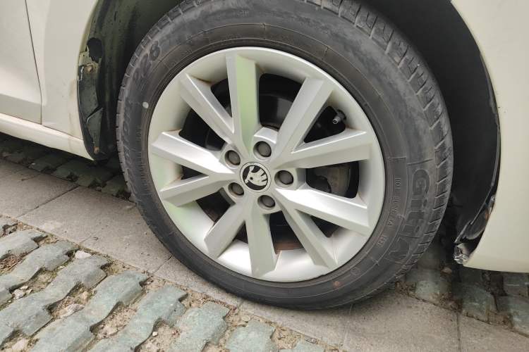 Used Skoda Rapid 2015 1.6L Manual Smart Selection Model
