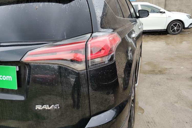 Used Toyota RAV4 2016 2.0L CVT Two-Wheel Drive Fashion Edition China V Standard Right Rear Taillight