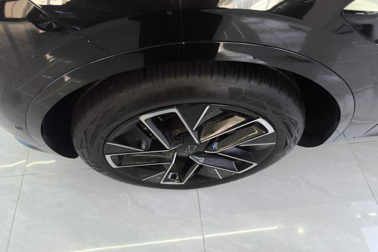 Used Avatr 11 2025 Year Updated Max Extended-Range Version Left Front Wheel Hub