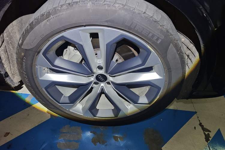 Used Audi Q7 2021 55 TFSI quattro S line Prestige Edition Right Front Wheel Hub