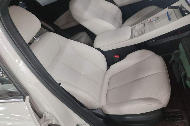 Used Baojun Yunhai 2024 140km Plug-in Hybrid Version Right Front Seat