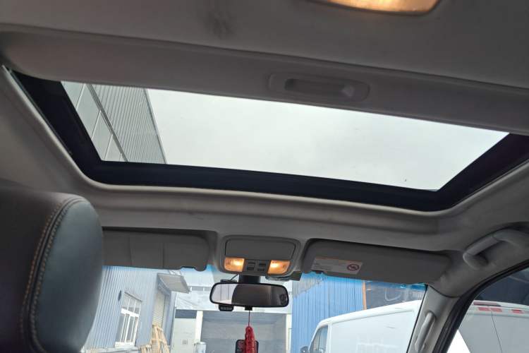 Used JMC Yusheng S350 2016 2.0T Automatic 4x4 Gasoline Luxury Version with Sunroof 7 Seats Headliner