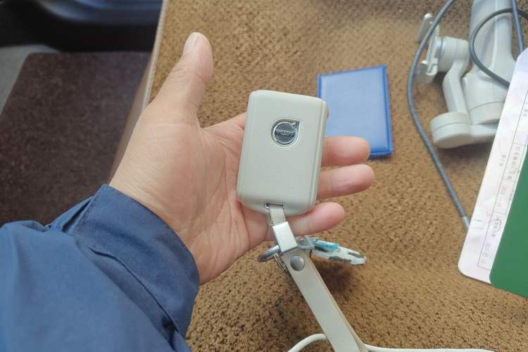 Used Volvo XC60 New Energy 2024 T8 Plug-in Hybrid Long-Range All-Wheel Drive Smart Luxury Edition Vehicle Key