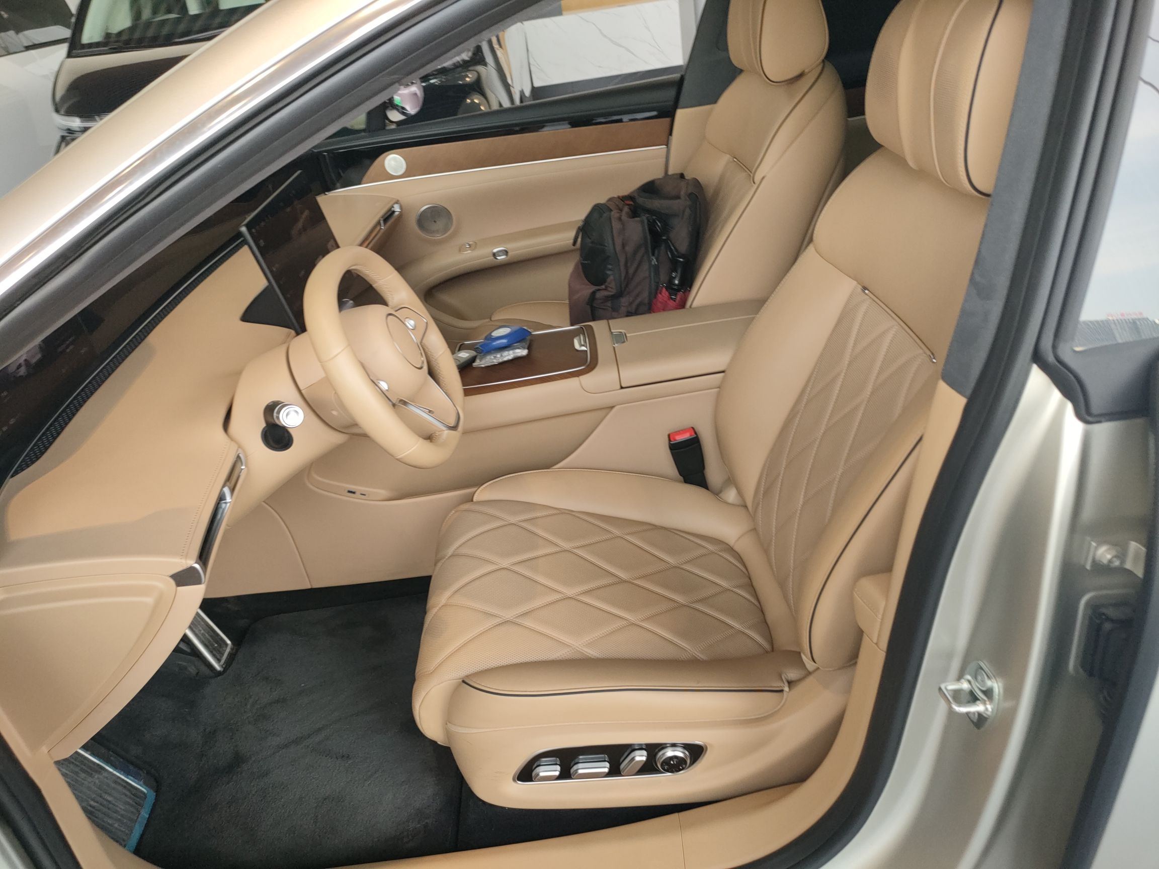 Переднее сиденье в автомобиле