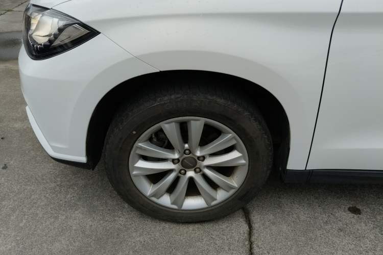 Used Haval H2 2016 Red Label 1.5T Manual Two-Wheel Drive Prestige Model Left Front Wheel Hub