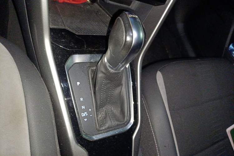 Used Volkswagen T-ROC 2018 230TSI DSG Two-Wheel Drive Advanced Version China V Standard Gear Lever