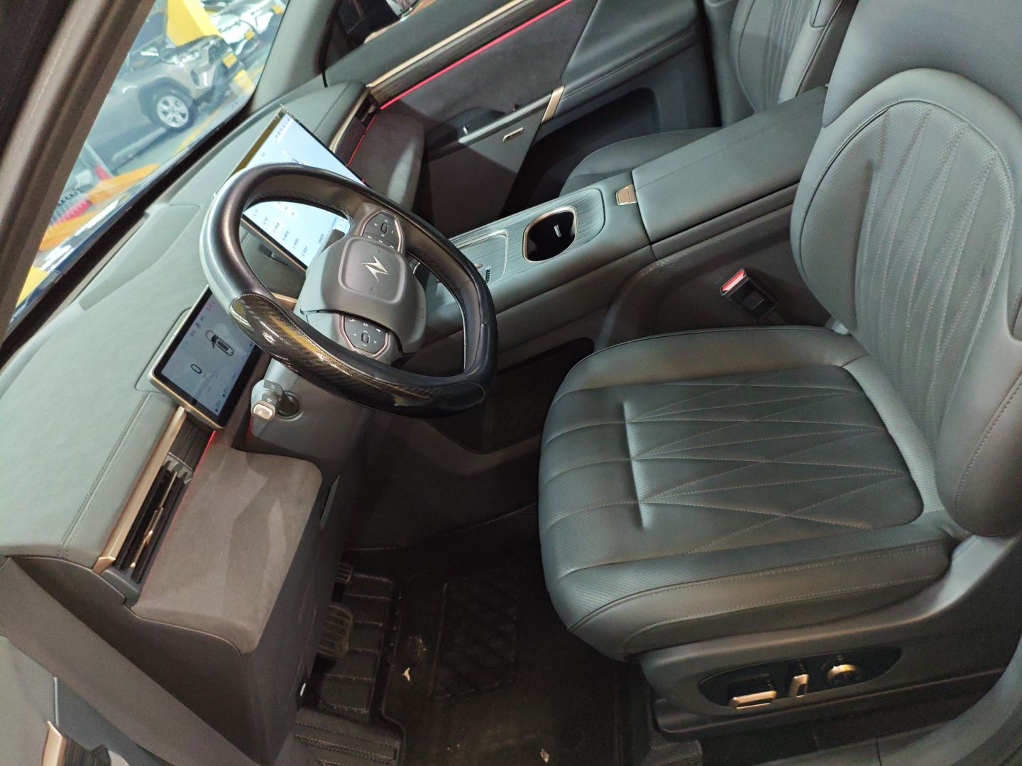 المقاعد الأمامية داخل السيارة