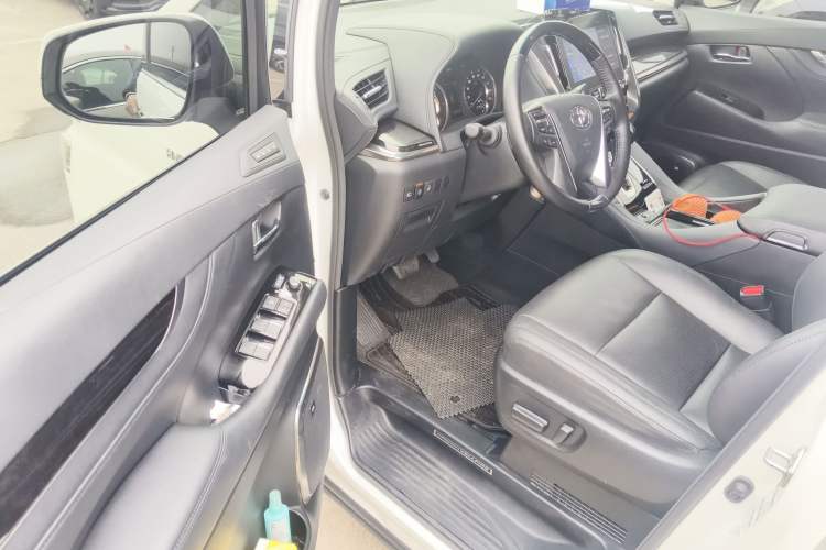 Used Toyota Vellfire 2023 Crown Dual-Engine 2.5L HV Luxury Edition Driver Seat