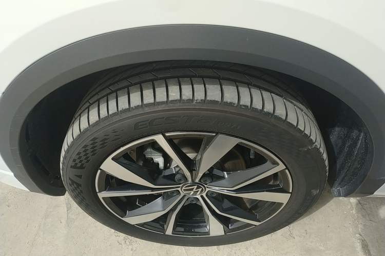Used Volkswagen T-ROC 2023 300TSI DSG Two-Wheel-Drive Chen Guang Edition Left Front Wheel Hub