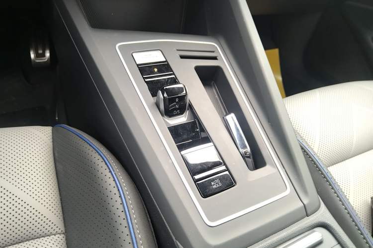 Used Volkswagen Golf 2025 300TSI R-Line
