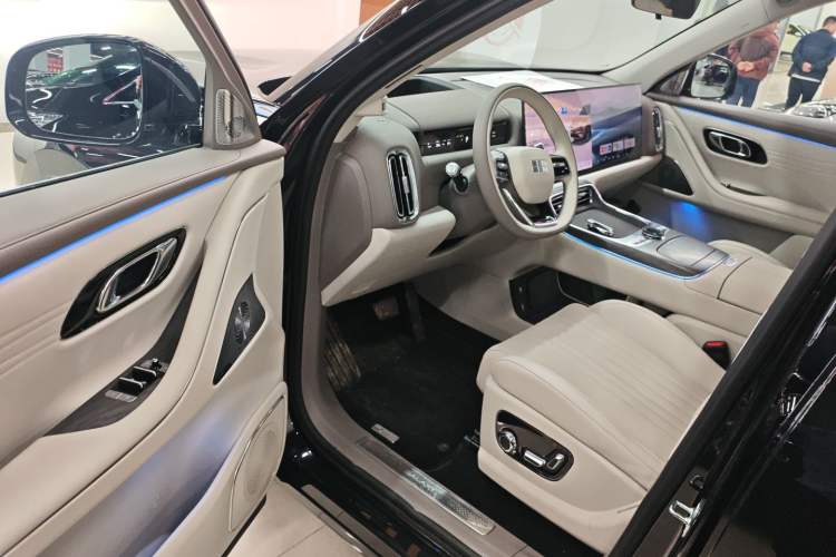 Used Geely Galaxy M9 2025 Model 230km Two-Wheel-Drive Exploration Edition Driver Seat