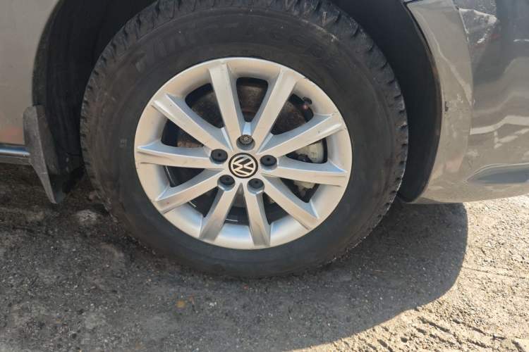 Used Volkswagen Bora 2012 1.6L Automatic Comfort Edition Right Front Wheel Hub