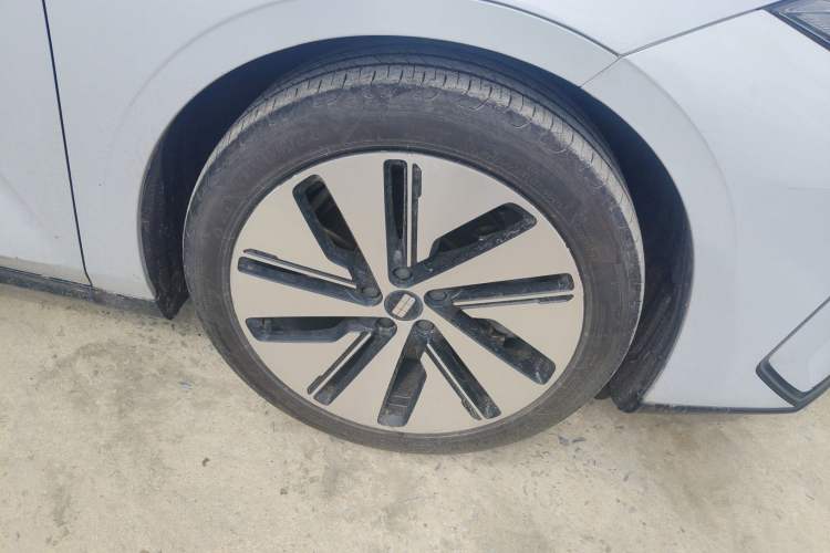 Used Geely Galaxy E8 2024 665 km Range Rear-Drive Starship Long-Range Version Right Front Wheel Hub