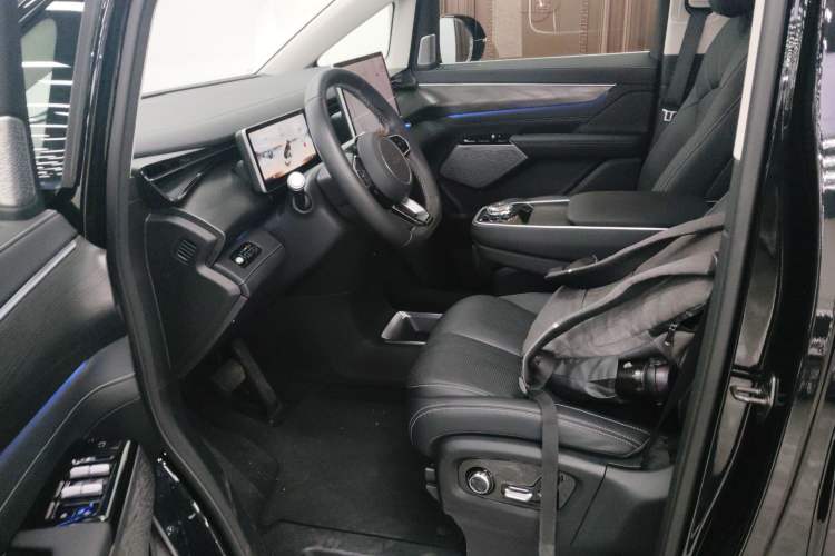 Used Geely Galaxy LEVC L380 2024 100 kWh 6-Seater Two-Wheel Drive Air
