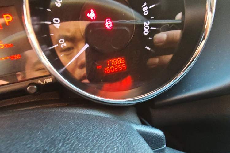 Used Peugeot 3008 2013 1.6THP Automatic Prestige Edition Odometer Close Up