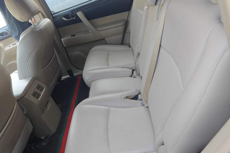 Used Toyota Highlander 2013 2.7L Two-Wheel Drive 5-Seater Purple Gold Edition
