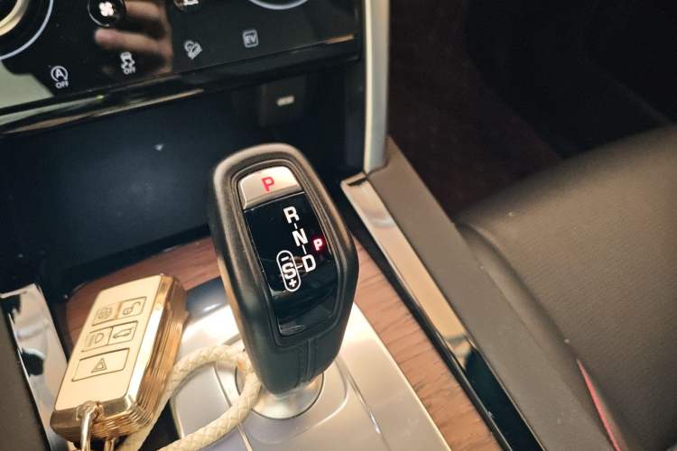 Used Land Rover Discovery Sport New Energy 2021 P300e Performance Tech Edition Gear Lever