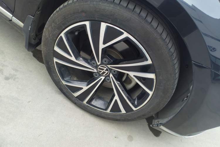 Used Volkswagen Magotan 2021 330TSI DSG 30th Anniversary Edition Right Front Wheel Hub