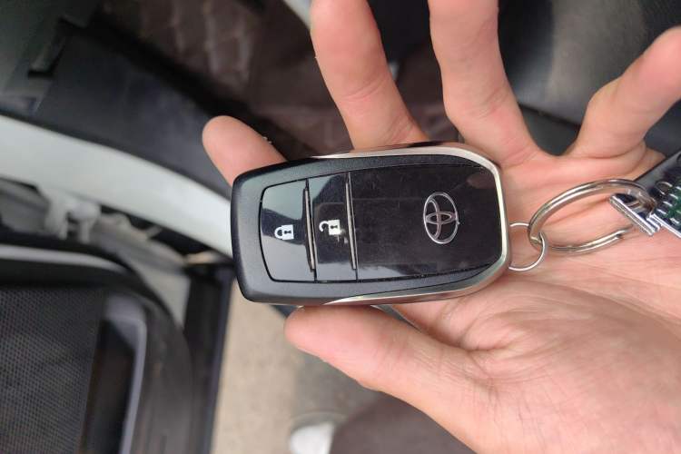 Used Toyota RAV4 2019 2.0L CVT Two-Wheel Drive Fashion X Limited Edition China VI Standard Vehicle Key