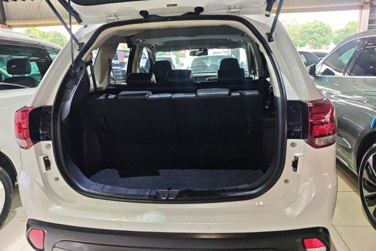 Used Mitsubishi Outlander 2018 2.4L 4x4 Luxury Edition 7-Seater Trunk