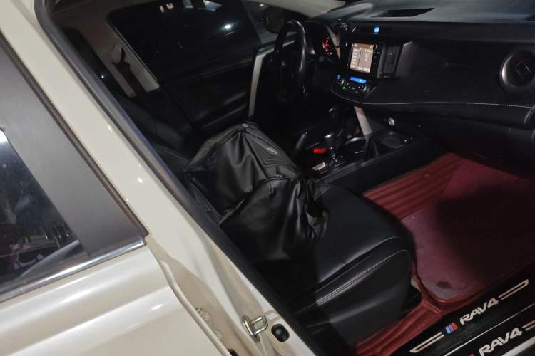 Used Toyota RAV4 2019 2.0L CVT Two-Wheel Drive ZhiShang Version China VI Standard
