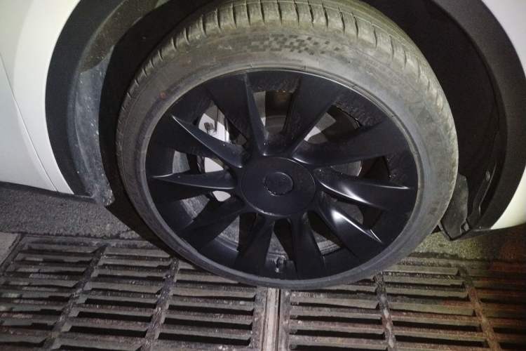 Used Tesla Model Y 2024 Rear-Wheel-Drive Version Right Front Wheel Hub