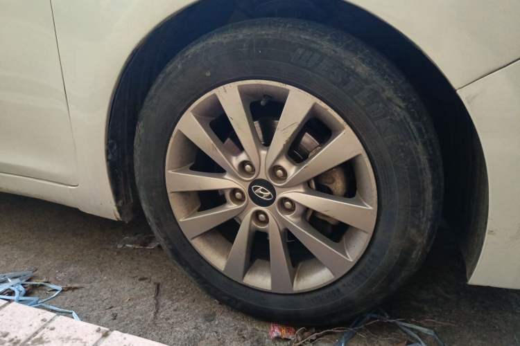 Used Hyundai Mistra 2014 1.8L Automatic Smart GLS Right Front Wheel Hub