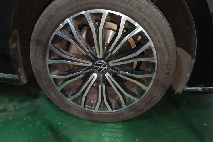 Used Volkswagen Phideon 2021 380TSI Luxury Edition Right Front Wheel Hub