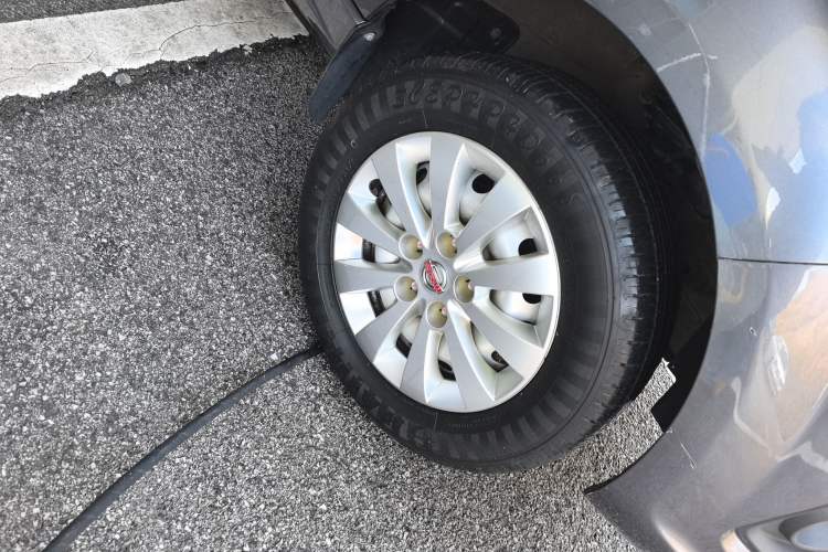 Used Jinbei Gold Hiace 2021 2.0L Passenger Vehicle Engineering Lion 5 Seats
