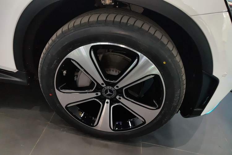 Used Mercedes-Benz GLC 2020 Facelifted GLC 300 L 4MATIC Luxury Edition Right Front Wheel Hub