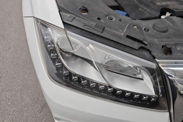 Used Haval H2 2016 Red Label 1.5T Manual Two-Wheel Drive Elite Model Right Front Headlight