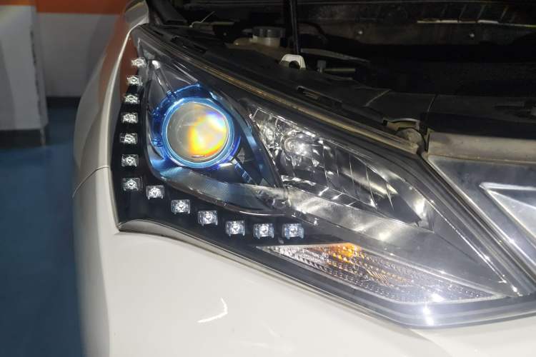 Used BYD Song 2016 GaiShi Edition 1.5TI Manual Elite Model Right Front Headlight