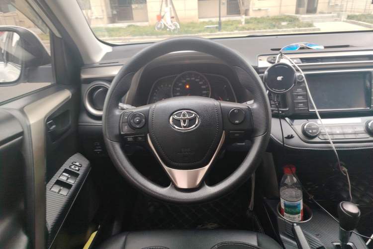 Used Toyota RAV4 2015 2.0L CVT Two-Wheel Drive Fashion Edition
