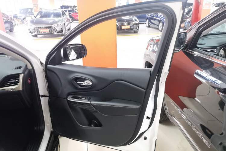 Used Jeep Cherokee 2016 2.4L Leading Smart Version