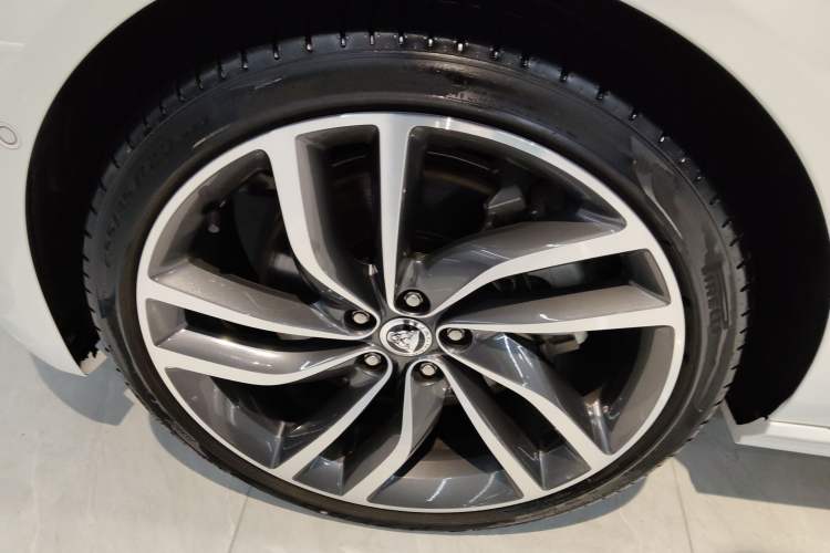 Used Jaguar XFL 2024 2.0T P300 Four-Wheel Drive Flagship Sport Gold Edition