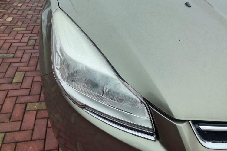 Used Ford Kuga 2013 1.6L GTDi Two-Wheel-Drive Comfort Model Right Front Headlight