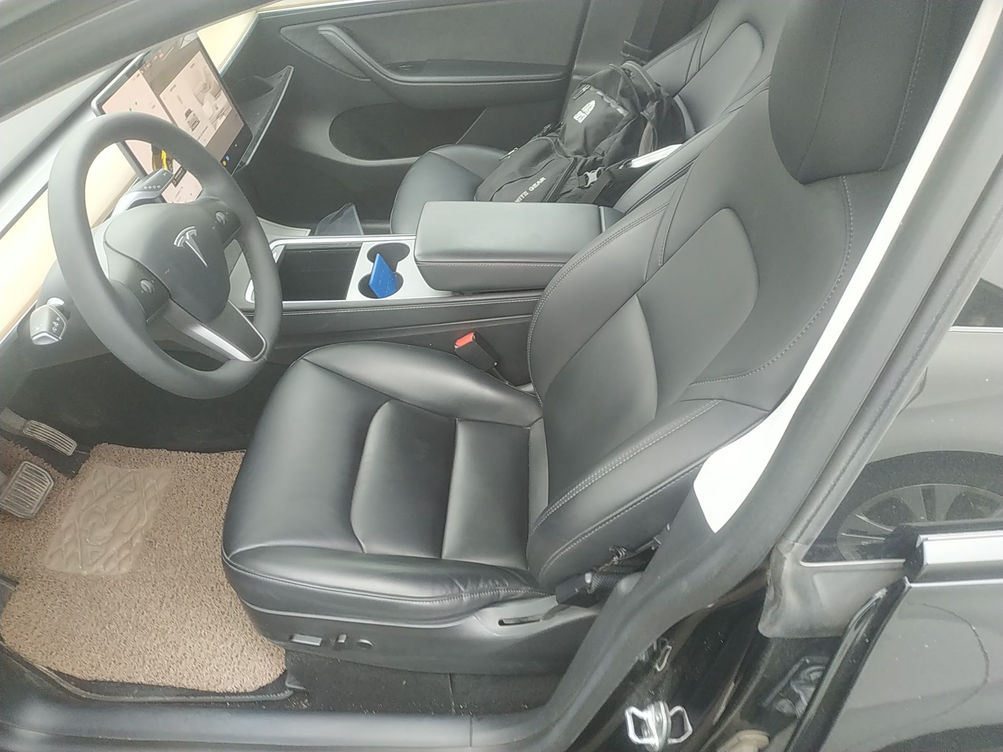 المقاعد الأمامية داخل السيارة